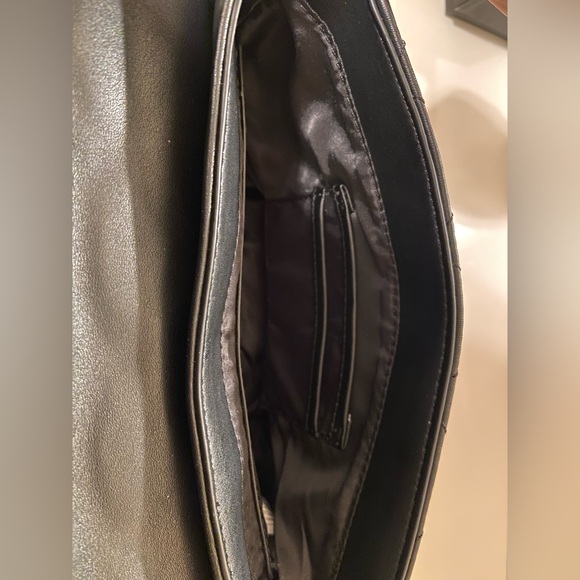 Black Guess Purse - Picture 6 of 7